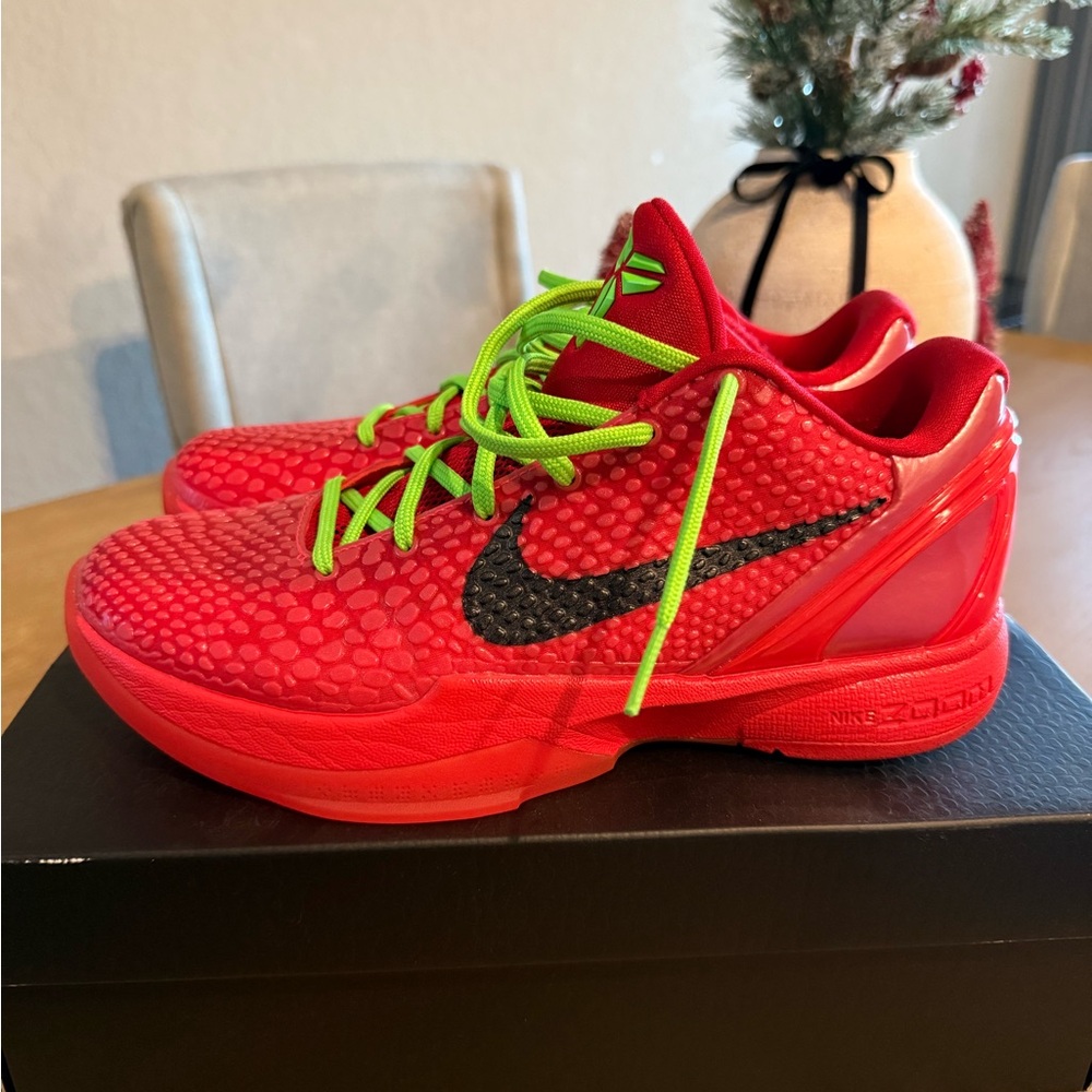 Men’s nike size 8.5 Kobe Grinch Tennis shoes,
Comes with original box